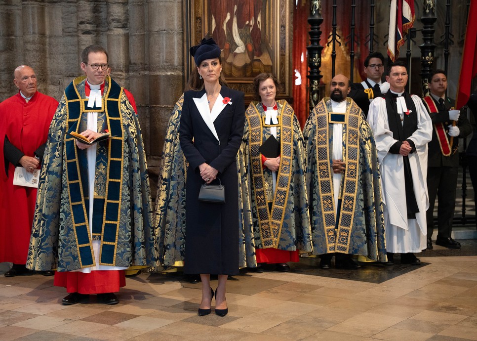 Sötétkék szettjében született királynőként tündökölt Katalin hercegné