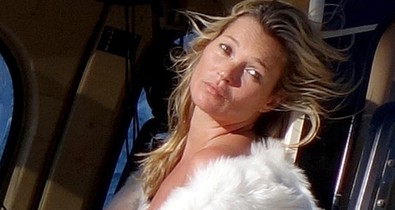 Kate Moss folytatja: 43 évesen most egy helikoperen fotózták meztelenül