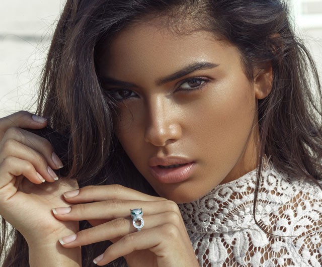 Voogue Arabia, Vogue, magazin, Nevora, Karina Dobrotvorskaya, Deena Aljuhani Abdulaziz, Conde Nast, New markets, arab, Shashi Menon, Gigi Hadid, Suzy Menkes, Elie Saab, vogue.me, Burberry, Dolce&Gabbana, Chanel, Dior, Saint Laurent, Fendi, Bulgari, abaja