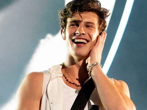 Szívesen! Íme néhány fotó Shawn Mendes-ről, ahogyan félmeztelenül szexizik a strandon