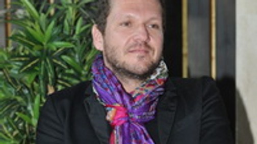 "Vedd le a ruhád, és ugorj a tóba!"