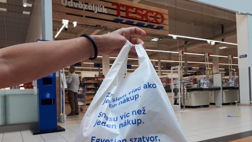Újrahasznosított, többször használatos szatyrokkal támogatja a fenntarthatóságot a Tesco
