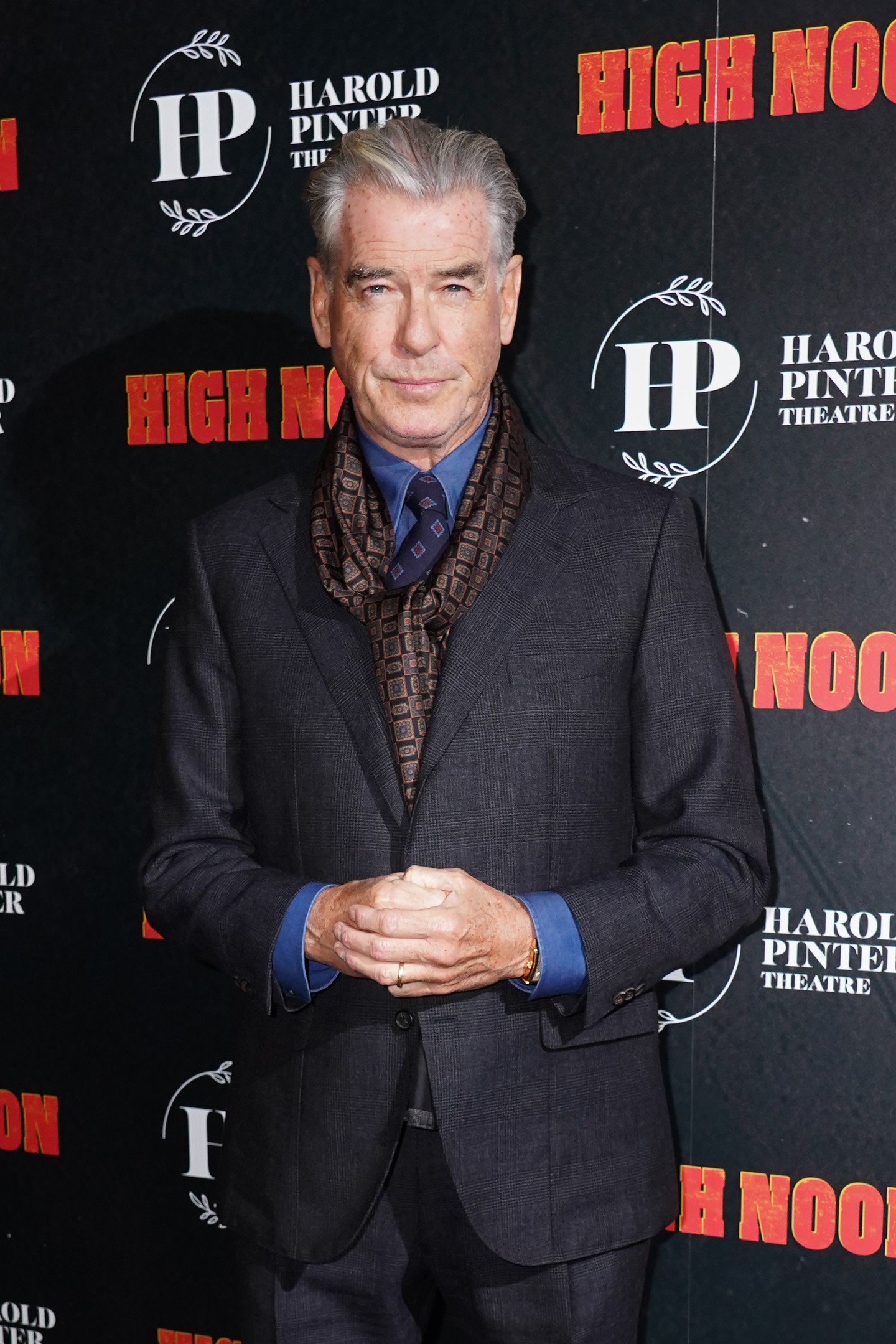Az Írországban született Pierce Brosnan szomorú gyermekkort élt át: apja elhagyta a családot, amikor ő kétéves volt, anyja pedig két évvel később szintén elhagyta őt, hogy Angliában ápolónőnek tanuljon. A sztár érthető módon meglehetősen magányosnak nevezte ezeket az éveket egy későbbi interjúban. 