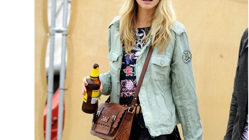 Poppy Delevingne stílusosan keveri az idei fesztivál divatelemeit