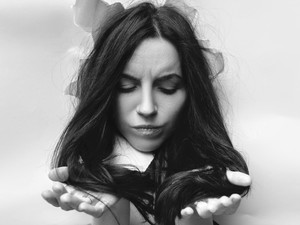 Csukott szemmel kotorászva a semmiben: Mit tehet az ember, ha válaszok nélkül marad egy szakítás után?