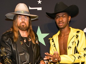 Coming out-olt az `Old Town Road` énekese