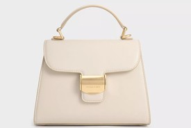 Ha belefér kicsit drágább kiegészítő, akkor a Charles&Keith márka Violetta fantázianévre hallgató darabját keressük, ami 76 dollárért, vagyis 27,141 forintért lehet a miénk