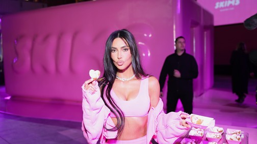 Kim Kardasian középső ujja nem élte túl a Photoshop-balesetét