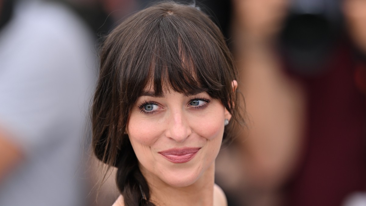 Dakota Johnson élete egyik legmerészebb fotózását vállalta be, először szinte rá sem ismertünk a színésznőre