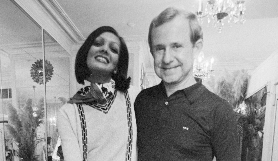  Adolfo a hetvenes években egy modelljével