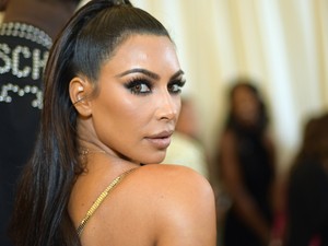 Kim Kardashian letolt nadrággal, csupasz fenékkel pózol új címlapján