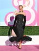 A Barbie-film Los Angeles-i premierjén Margot Robbie az 1960-as Solo in the Spotlight Barbie szettjébe bújt a Schiaparelli jóvoltából