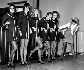 Az 50-es évek második felében már kissé rövidült a szoknyahossz, de igazi minit először Mary Quant kezdett árulni Bazaar nevű londoni butikjában 1964 végén. Ő kifejezetten a fiataloknak tervezett, és a szoknyákat is az ifjú vevők igénye szerint kurtította egyre rövidebbre. Ekkor még helyi érdekesség volt a térdig sem érő szoknya