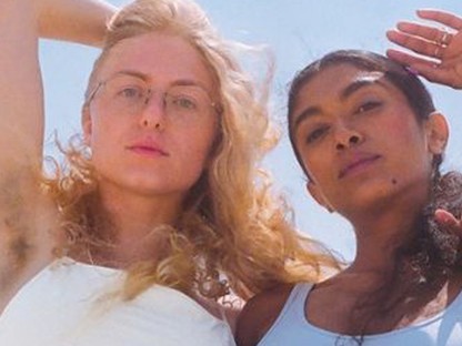 Bikiniből kibuggyanó szőrpamacs - forradalmi reklám a borotvamárkától