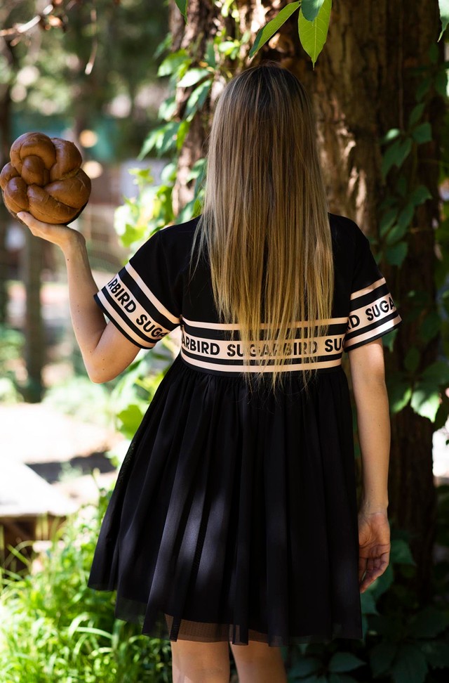 A Kuglófoslány egy szupertrendi Sugarbird ruhában vesz részt mai fotózásán