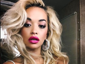 Rita Ora felhúzta a pólóját és simán beletolta a melleit a kamerába...