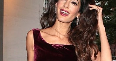 Amal Clooney felvette azt a ruhát, amit nyáron sose szabadna!
