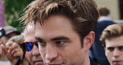 Robert Pattinson szexi vámpírként érkezett a Dior bemutatóra!