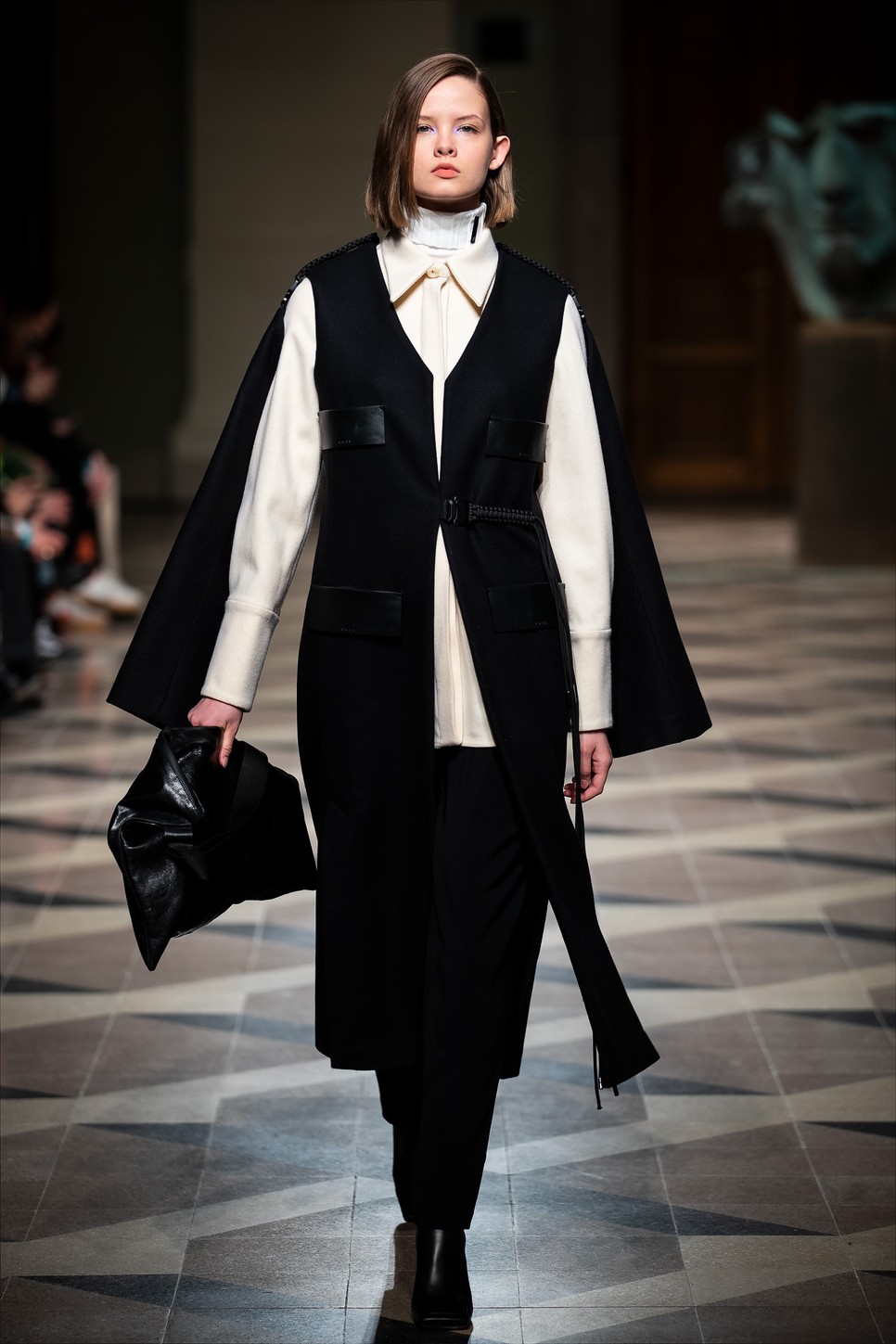 A Nubu kifutóján a japán minimalizmus keveredett a sportos technikai anyagokkal, elegáns, bárhová viselhető darabokkal