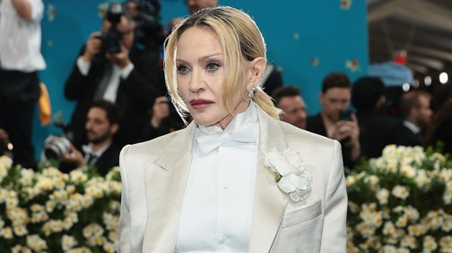 A 66 éves Madonna meztelenruhában villantott mellbimbót, csak úgy árad belőle a felszabadultság