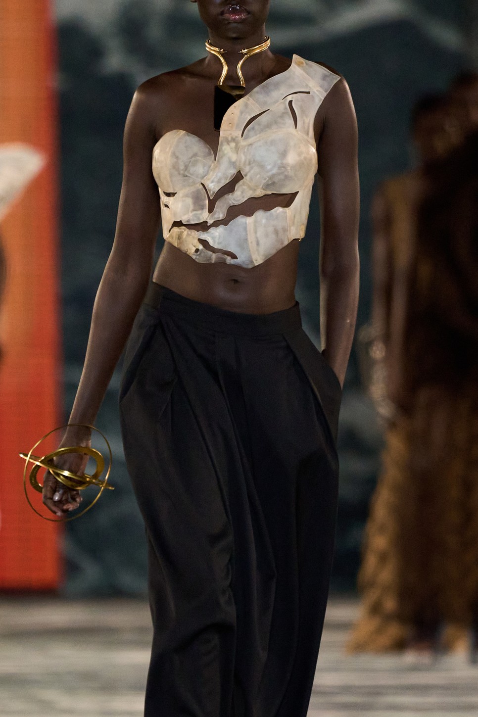 Balmain x Okhtein kollaborációja az egyiptomi tárgyak egyik mesés alapanyagát, az alabástromot és a reneszánsz kor gazdagságát idézi