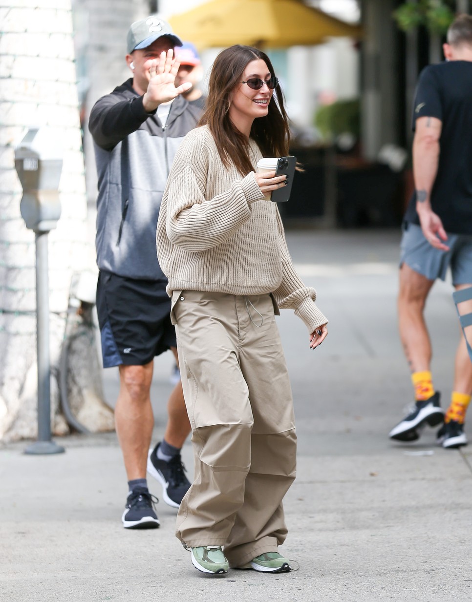 Ebben a szezonban a legkevésbé unalmas dolog amit tehetsz, ha egy laza oldalzsebes nadrágot viselsz Hailey Bieber-hez hasonlóan 