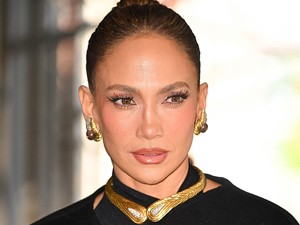 Jennifer Lopez szürreálisan gyönyörű ruhában jelent meg, csoda, hogy nem hagyta el a szoknyáját