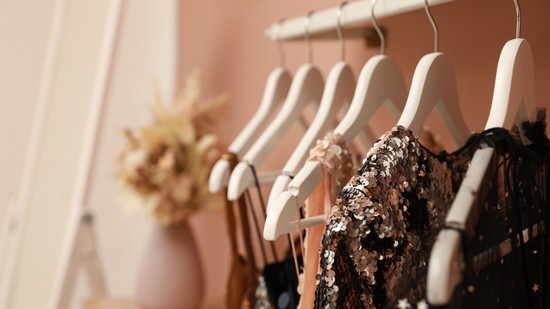 Használt ruhát vásárolni dögösebb, mint valaha, és ezt be is bizonyítjuk