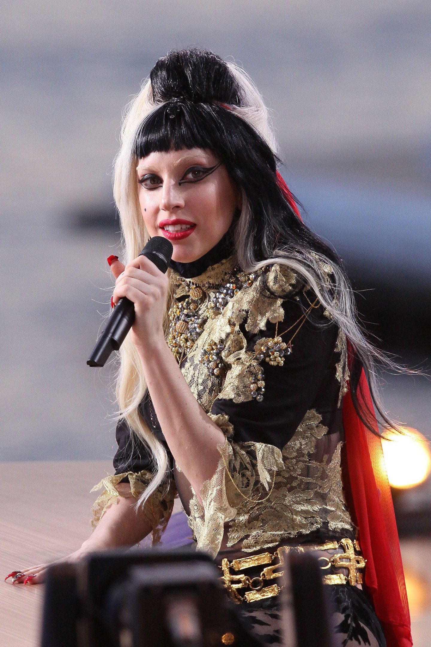 2011-es Cannes-i koncertjén fekete-szőke frizurával lépett színpadra Lady Gaga