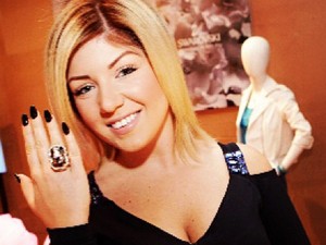 Tolvai Reni mandula körmei