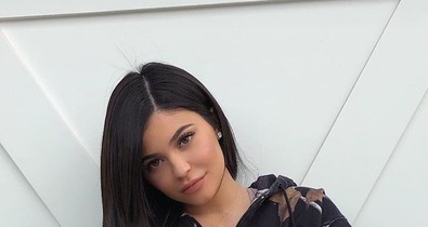 Íme itt van az első fotó: Kylie Jenner karjában tartja hipercuki babáját!