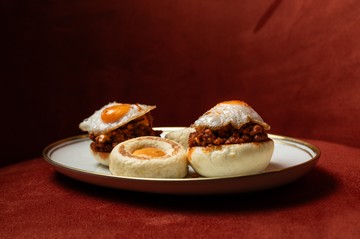 Kolbász Brioche, chipotle, fürjtojás