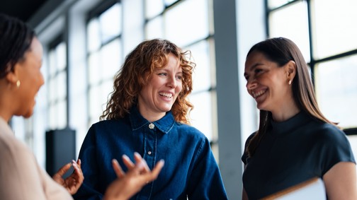 A nők láthatatlan akadályai: a maszkulin környezet és az elismerés hiánya minden szakmának hátrány