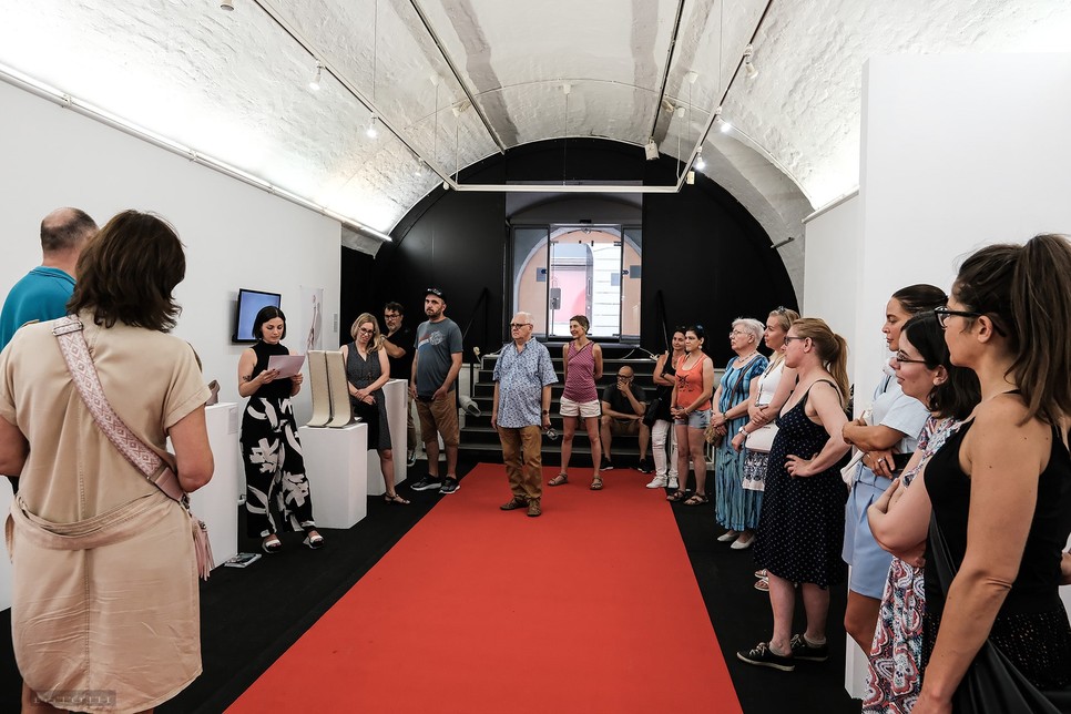 Csepelyi Adrienn szubjektív tárlatvezetése a Pécsi Galériában a Cipőfantáziák kiállításon