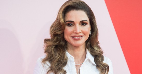 Ránija jordán királyné tűzpiros Dolce & Gabbana ruhája a világsztárok megjelenését is lekörözi