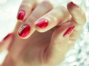 Őszi körömtrendek: a piros mellett hódít a nude és a púderkék