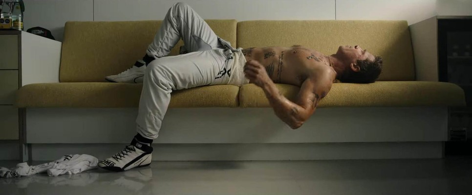 Brad Pitt még mindig magán viseli az Angelina Jolie-ra utaló tetoválásokat