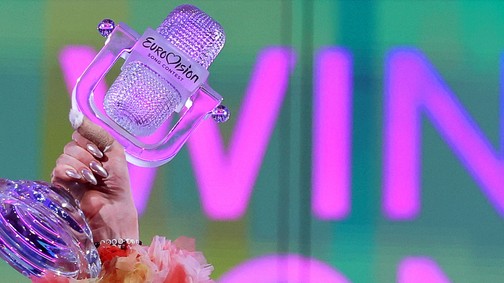 Ő lett az Eurovíziós Dalfesztivál győztese, aki a nagy ünneplés közepette darabokra törte a díját