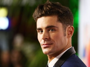 Zac Efron teljesen felismerhetetlen új filmjében