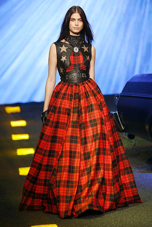 Parti-sikk. PHILIPP PLEIN - Miért is ne válhatna a skót kocka a báli szezon kedvencévé? Ha az anyag elegáns, egy ilyen maxiruha mindent visz! Kombináld rockos ékszerekkel, füstös sminkkel.