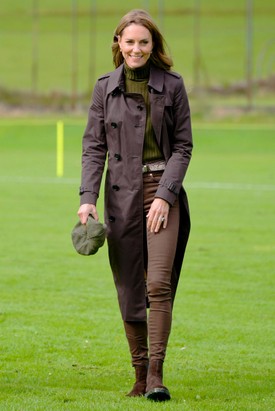 Skóciai kiruccanása során egy barna skinny farmert viselt egy egyszerű, olívazöld garbóval, amit egy csokoládébarna Burberry ballonkabáttal tett különlegessé. Gyönyörűen kombinálta ezt a két őszi árnyalatot.