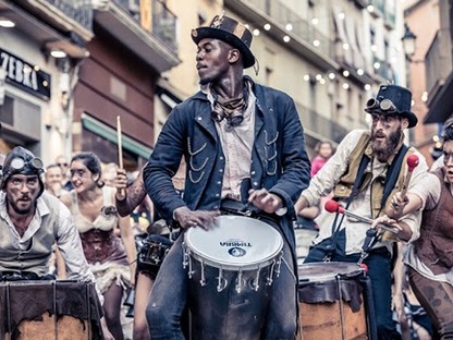 A Sziget egyik leglátványosabb produkciója a Nagy Utcaszínház, ne maradj le róla