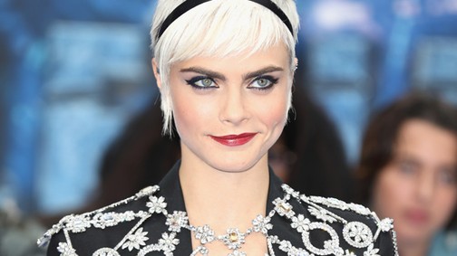 Cara Delevingne elegáns dekoltázsvillantása a premieren