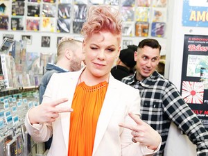 Megszületett! Az első fotók Pink második gyermekéről