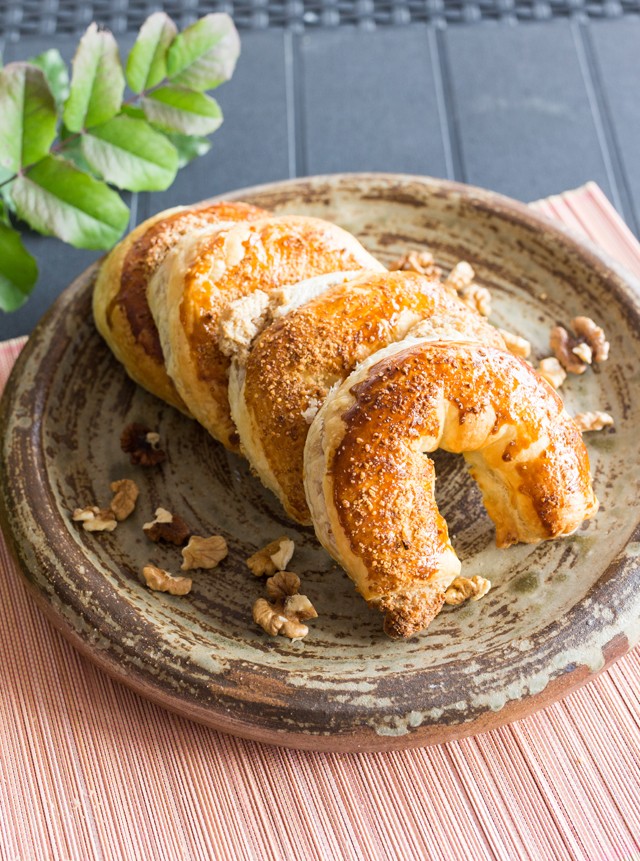 Ebédre és vacsorára is tökéletes ez az omlós, diós búrkifli