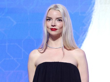 Anya Taylor-Joy ruhájából ordít a meztelenség, elképesztően merész szettet vállalt be a vörös szőnyegen