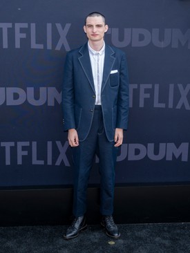 Finn Wolfhard - 2002. december 23. A Mike-ot alakító színész jelenleg 22 éves, aki nemrég ikonikus, hullámos fürtjeitől is megvált. 