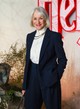 Helen Mirren megmutatta, hogyan lehet egy rövidebb frizurát tökéletesen feldobni egy lágy függönyfrufruval. Ez a megoldás optikailag azonnal megemeli az arcot, és gyönyörűen keretezi azt, ráadásul rendkívül játékos és sikkes megjelenést kölcsönöz. Tipp: A szakértők szerint a legfontosabb szabály az 50 feletti rövid frizuráknál a rendszeres frissítés. Mivel az elvékonyodott hajvégeken sokkal gyorsabban meglátszik a töredezettség és a sérülés, a vágást 4-6 hetente fel kell frissíteni, különben a frizura elveszíti a tartását és a formáját.