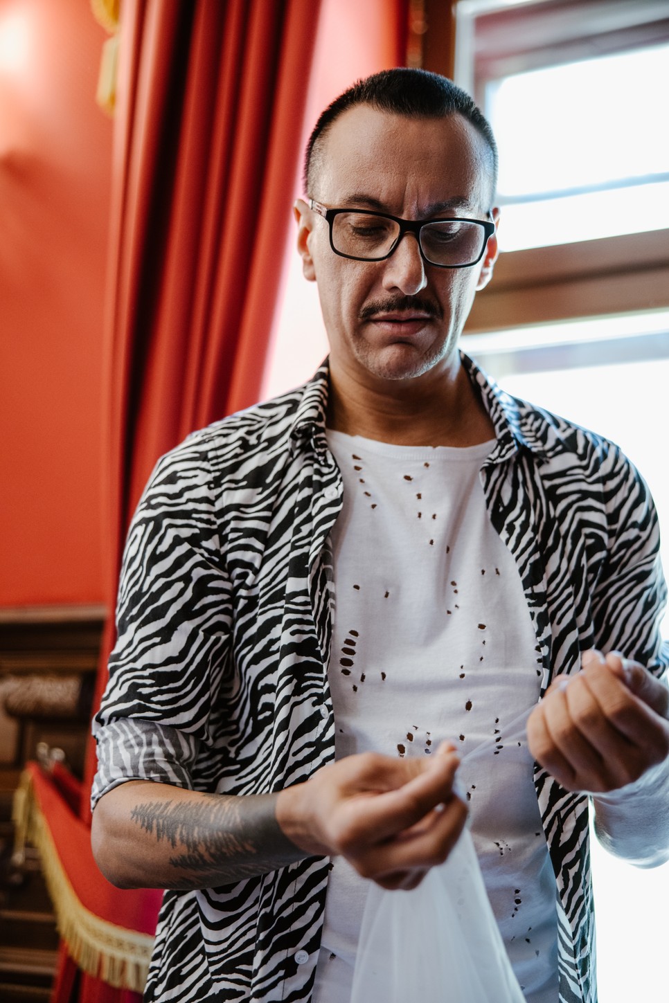 Már Róbert divattervező munka közben Fotó: Bencze Zoltán