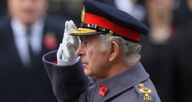 Észreveszel valami furcsát Károly király ruháján?